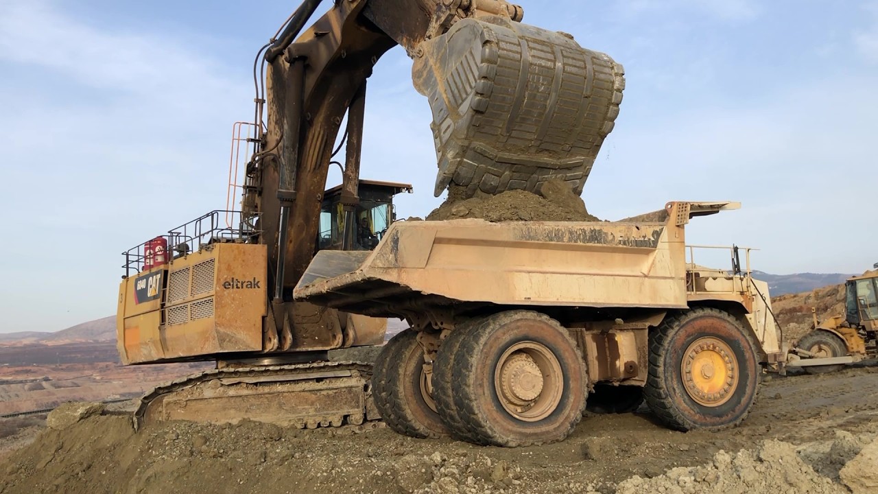 Inside the Cabin: Operating the Massive 450-Ton Caterpillar 6040 Hydraulic Excavator in a Giant Mine