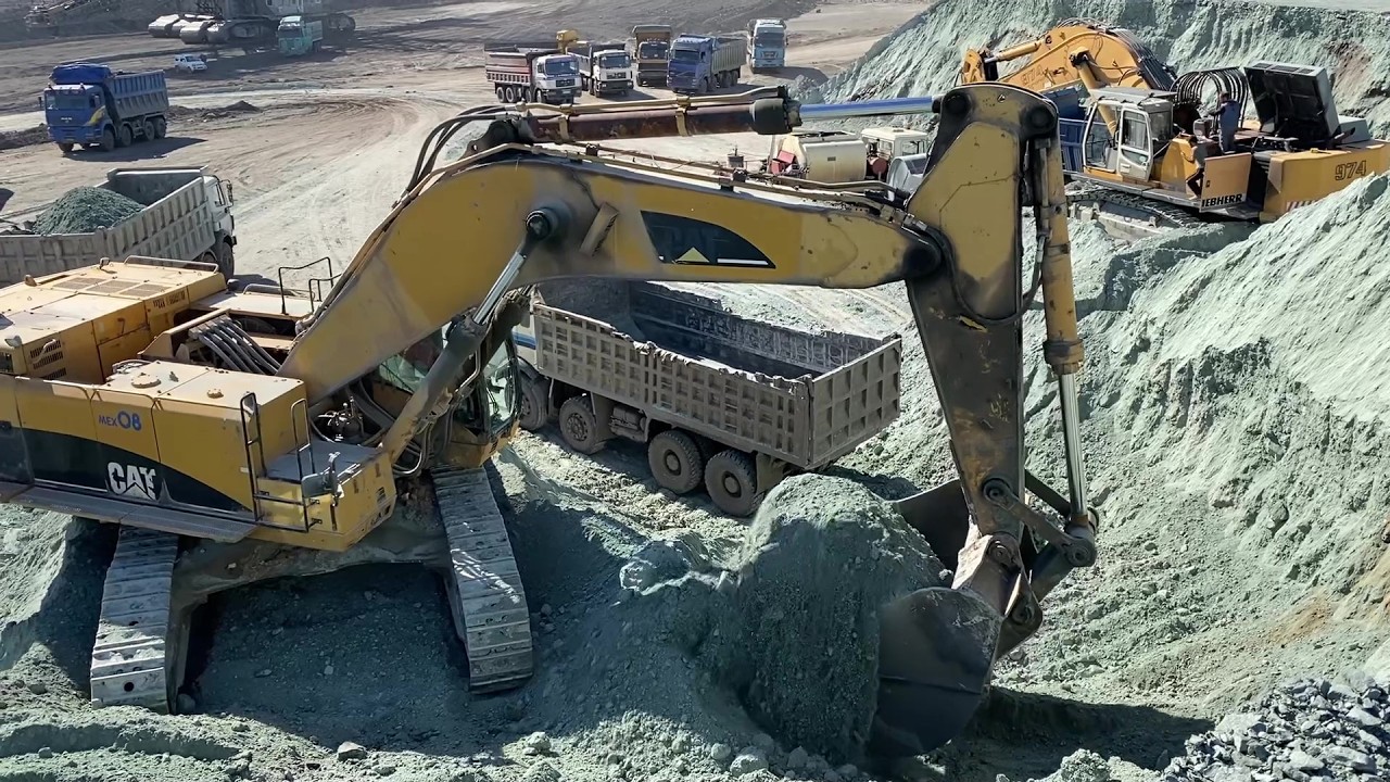 Extraction in Action: Caterpillar 385C Loading Overburden at a Busy Mine | 4K Video - Ektor Epe