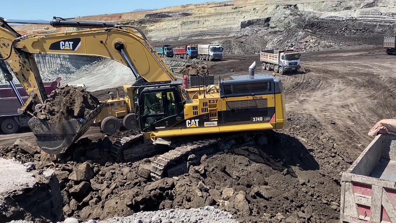 Massive Mining In Motion: CAT 374D, 385C, Graders & Truck Fleet Remove Overburden - Interkat SA